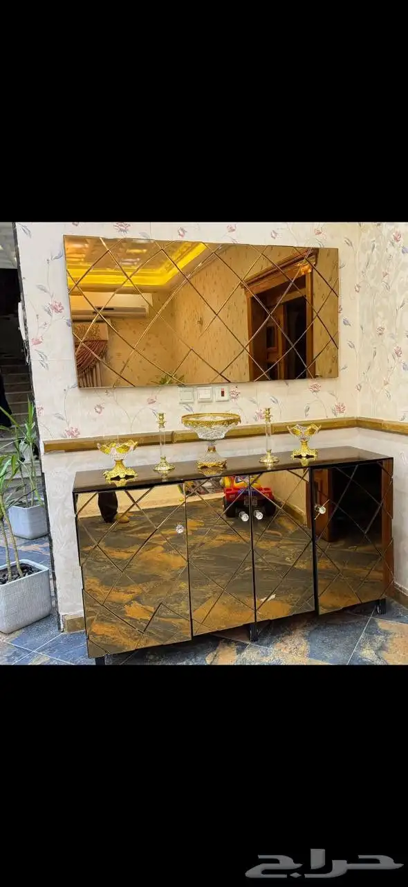 بوفيه زجاحي مع مرآه شبه جديد 2