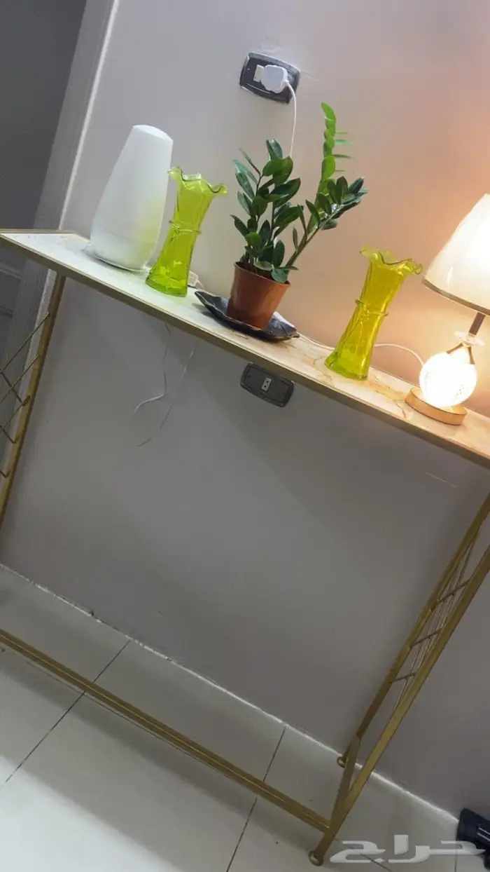 طاولة ومدخل 0