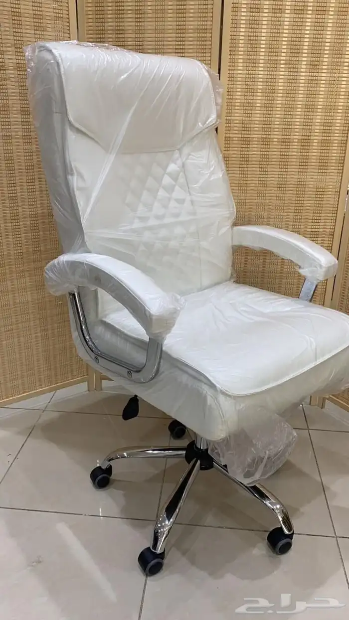 كرسي مكتب مع طاولة في صفقة رائعة. عرض رائع متاح 0