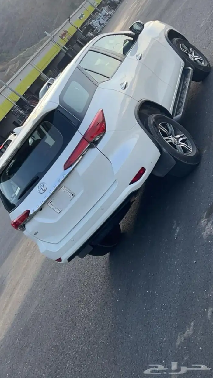 فورتشنر2019 في تعديل بسيط في الرفرف يمين امامي كل شي 2