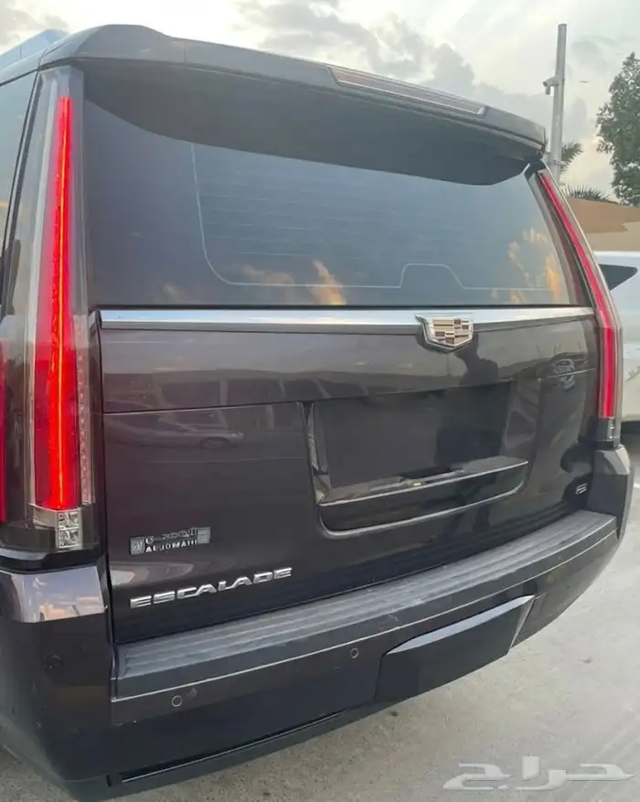 سيارة مميزة بنظافتها وممشاها اسكاليد بلاتيتيوم 5