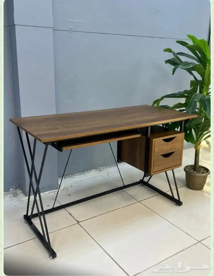 كرسي مكتب مع طاولة في صفقة رائعة. عرض رائع متاح 30