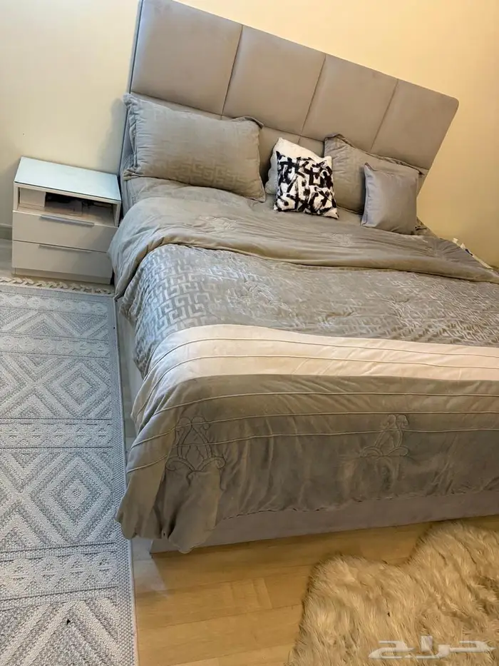 غرفة نوم ( سرير   دولاب   تسريحة ) للبيع 0