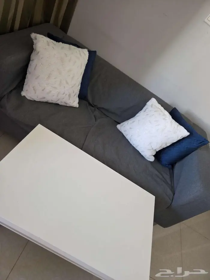 اريكة ايكيا مستعمله استعمال نظيف مع طاولة 2