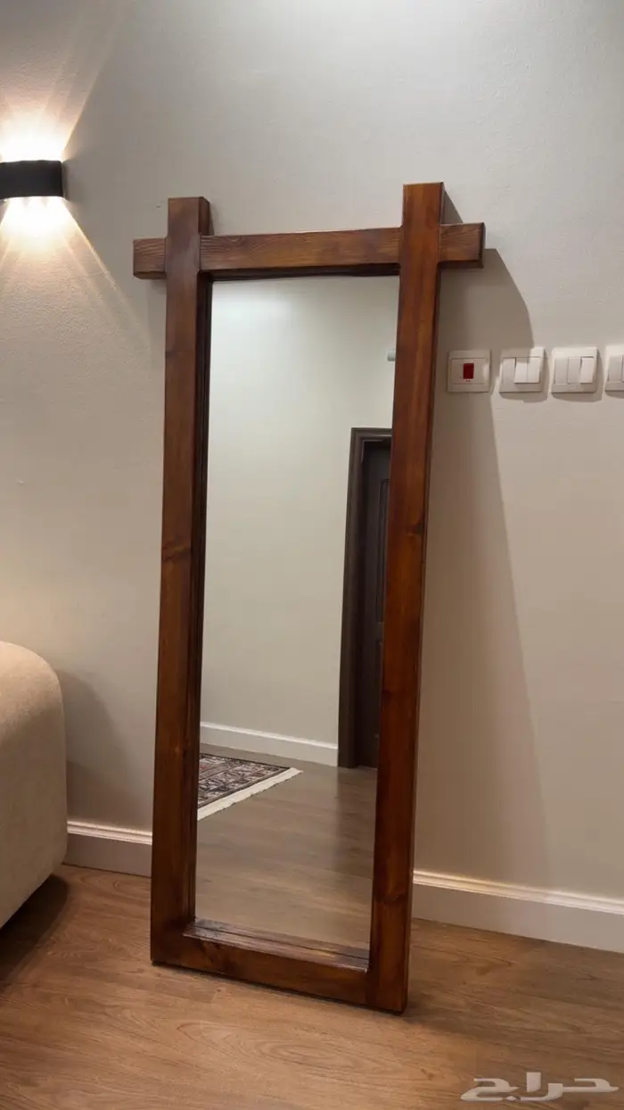 طاولة ومرايا خشب 1