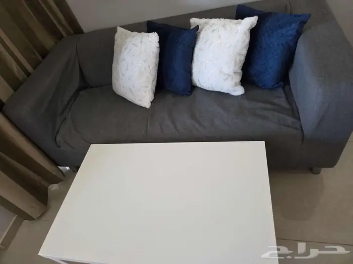 اريكة ايكيا مستعمله استعمال نظيف مع طاولة 0