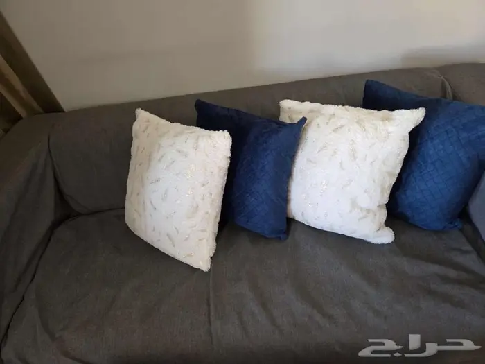 اريكة ايكيا مستعمله استعمال نظيف مع طاولة 1