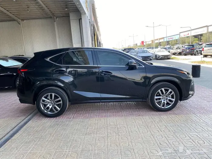 لكزس -NX300 2021 اسود 4