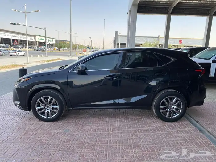 لكزس -NX300 2021 اسود 3