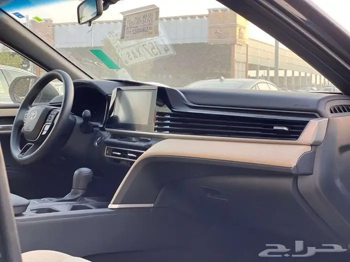 تويوتا كامري E 2025 بنزين اصفار صادر لوحات ويوجد اول مالك 9
