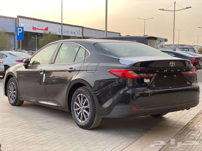 تويوتا كامري E 2025 بنزين اصفار صادر لوحات ويوجد اول مالك 6
