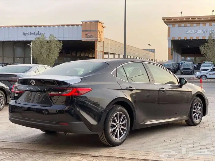 تويوتا كامري E 2025 بنزين اصفار صادر لوحات ويوجد اول مالك 3