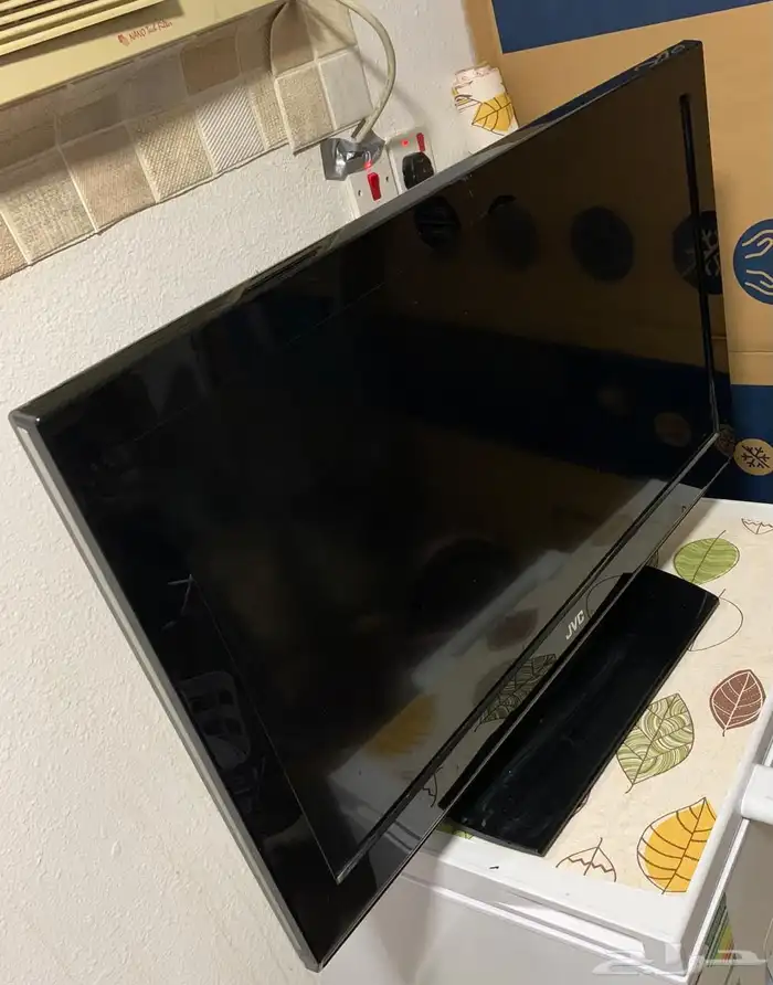 كوايه وثريا ومكنسة وجهاز رياضي وطاوله وشاشة 1