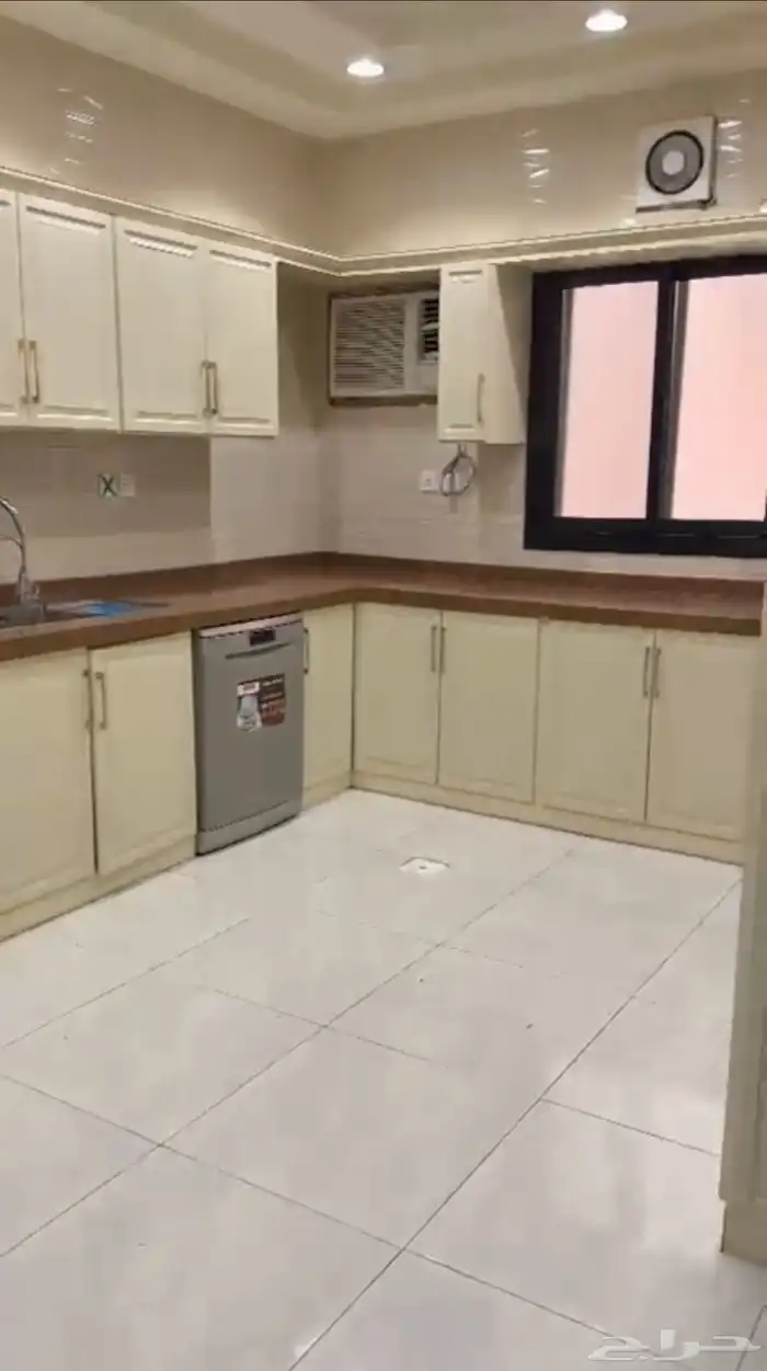 شقة مؤثثه جزئيا للإيجار في حي التيسير 4