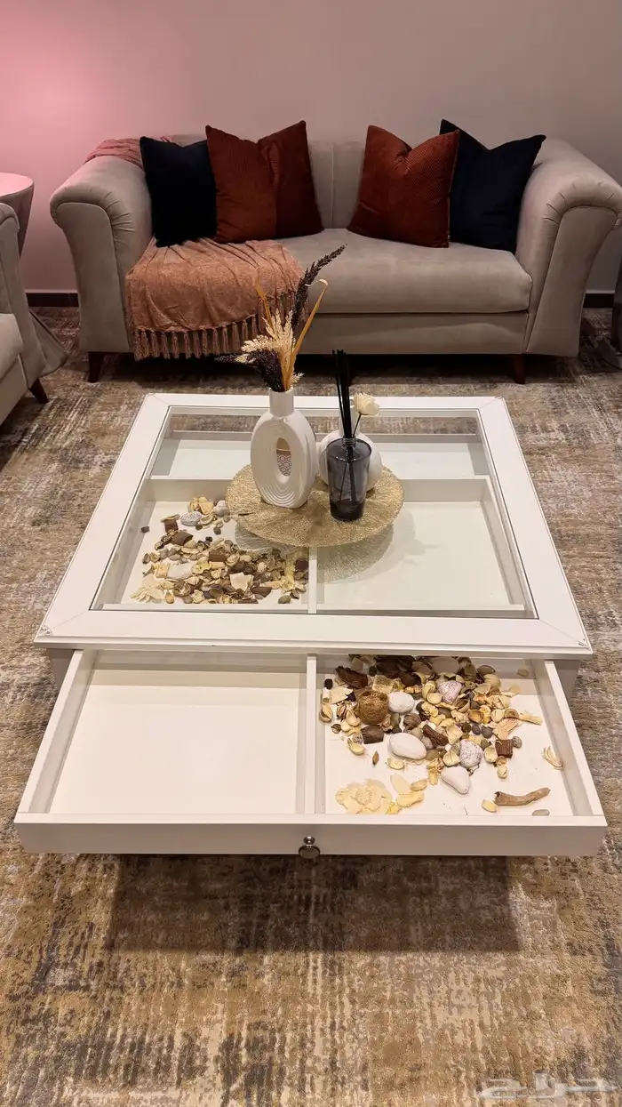 طاولة من ايكيا شبه الجديده مع طاولات خدمه 1