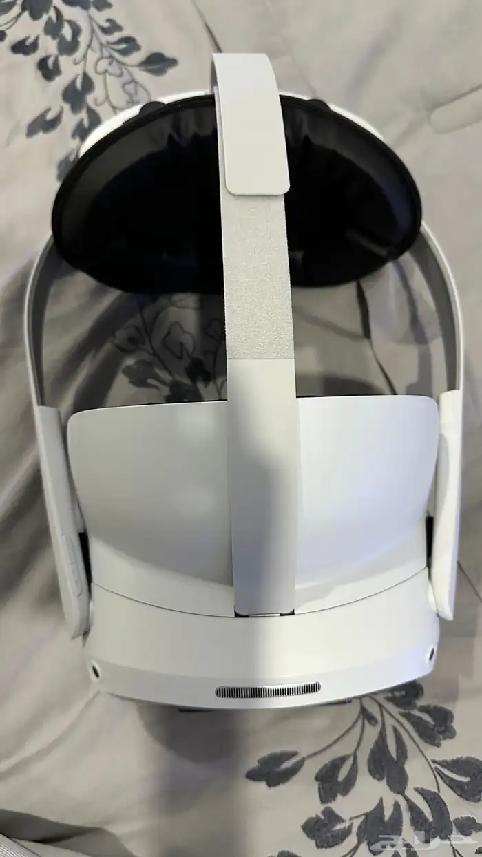 نظارة Pico 4 ultra مع 3 pico motion trackers 2