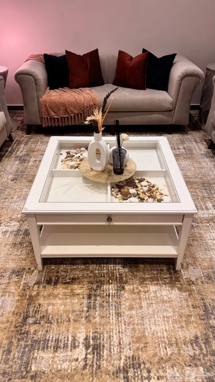 طاولة من ايكيا شبه الجديده مع طاولات خدمه 2