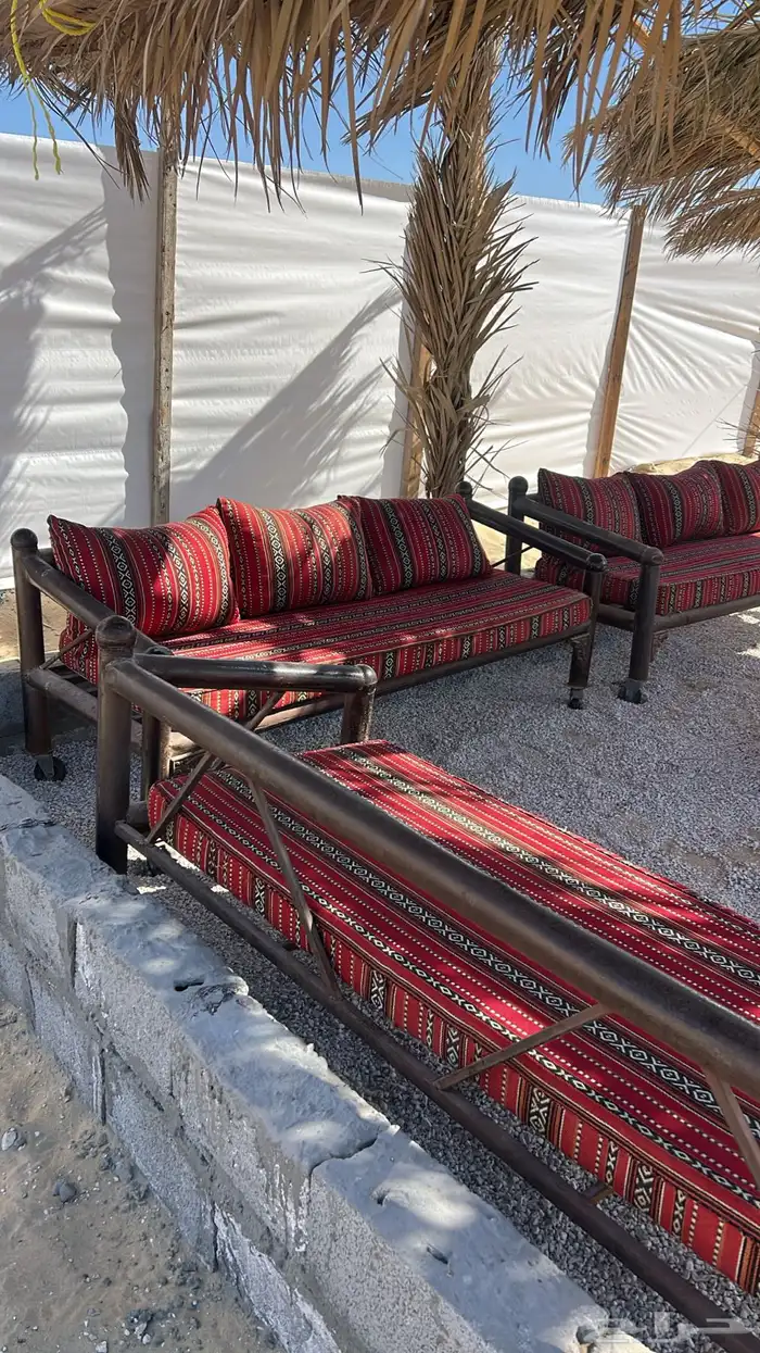 اغراض مخيم - فيه كراسي حديد مع كفراتها - وفيه سعف - 1