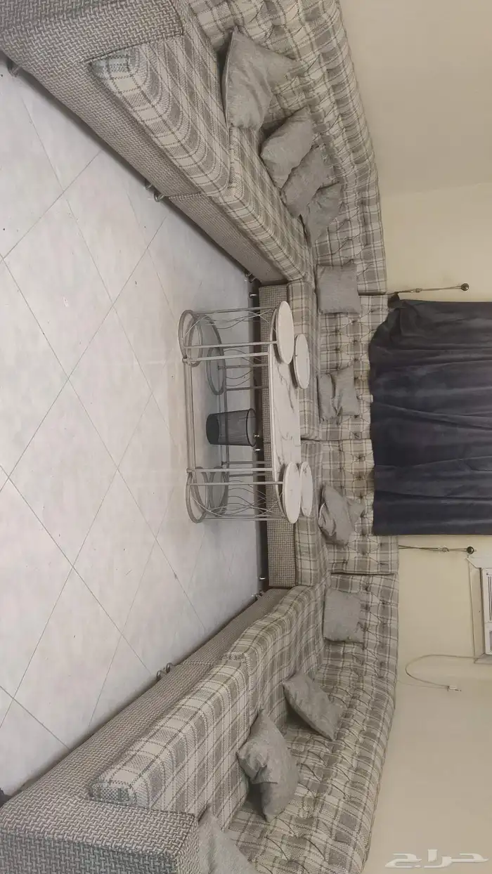 كنب للبيع مع الستارة 0