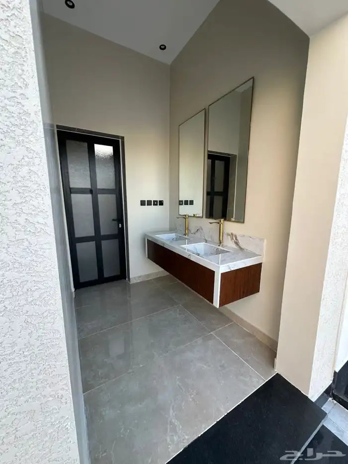 للبيع دور ارضي شارعين فاخر مودرن حي المدائن 16