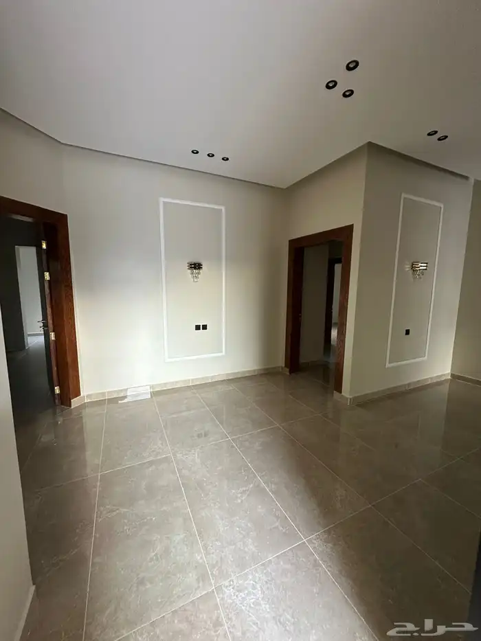 للبيع دور ارضي شارعين فاخر مودرن حي المدائن 10