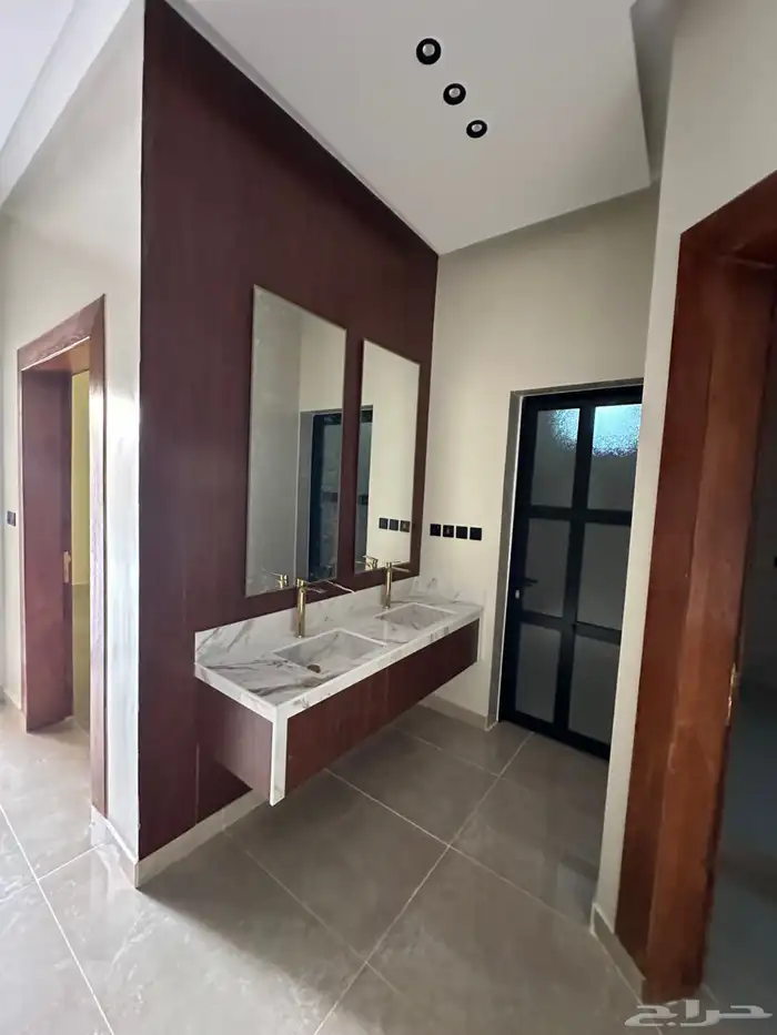 للبيع دور ارضي شارعين فاخر مودرن حي المدائن 17