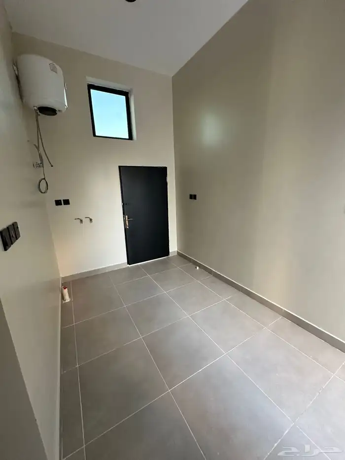 للبيع دور ارضي شارعين فاخر مودرن حي المدائن 9