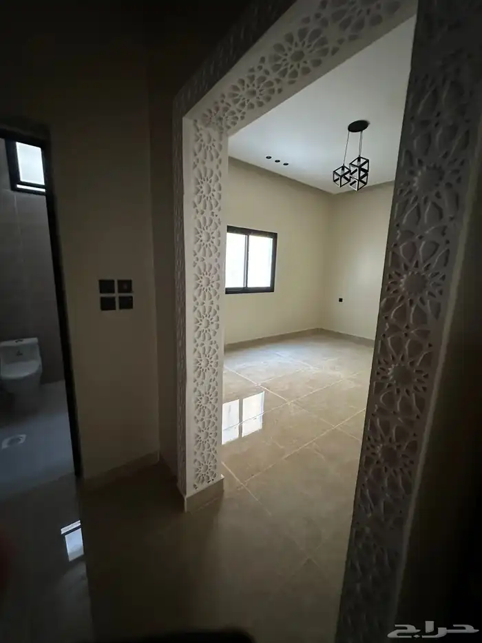 للبيع دور ارضي شارعين فاخر مودرن حي المدائن 19