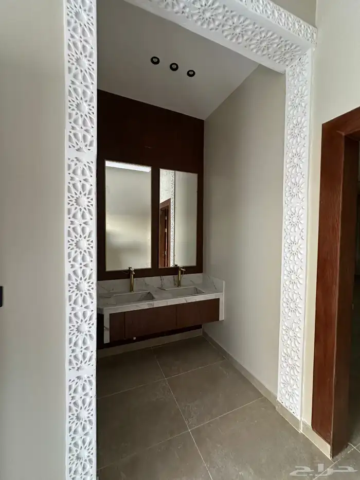 للبيع دور ارضي شارعين فاخر مودرن حي المدائن 15