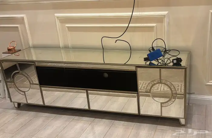 يوجد طاوله وثريه للبيع 0