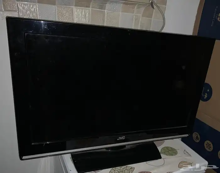 كوايه وثريا ومكنسة وجهاز رياضي وطاوله وشاشة 2