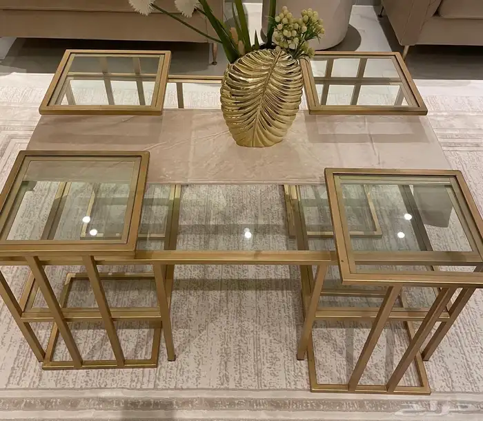 طاولة مجلس او صالة و 4 طاولات خدمة و 2 طاولتين جانبيات 0