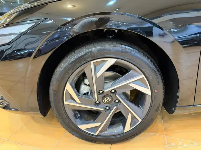 أسود هيونداي الإلنترا 2025 13