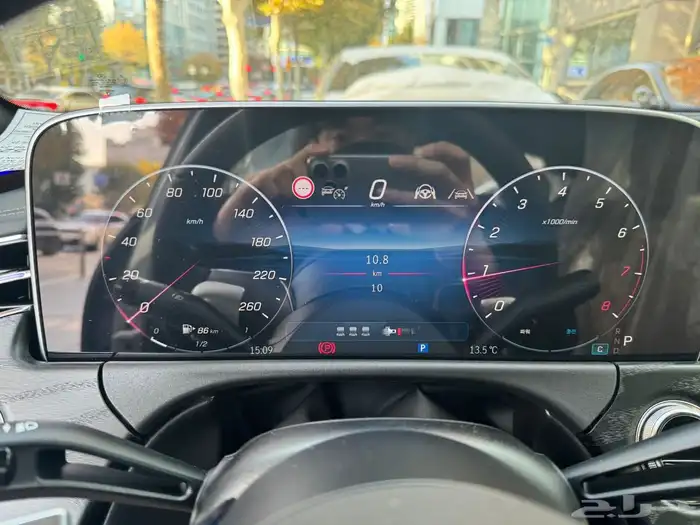 مملوكة لدي العصيمي قيد الشحن _ مرسيدس اصفار E200 _ 2026 3