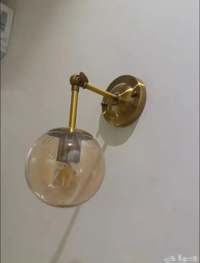 يوجد طاوله وثريه للبيع 2