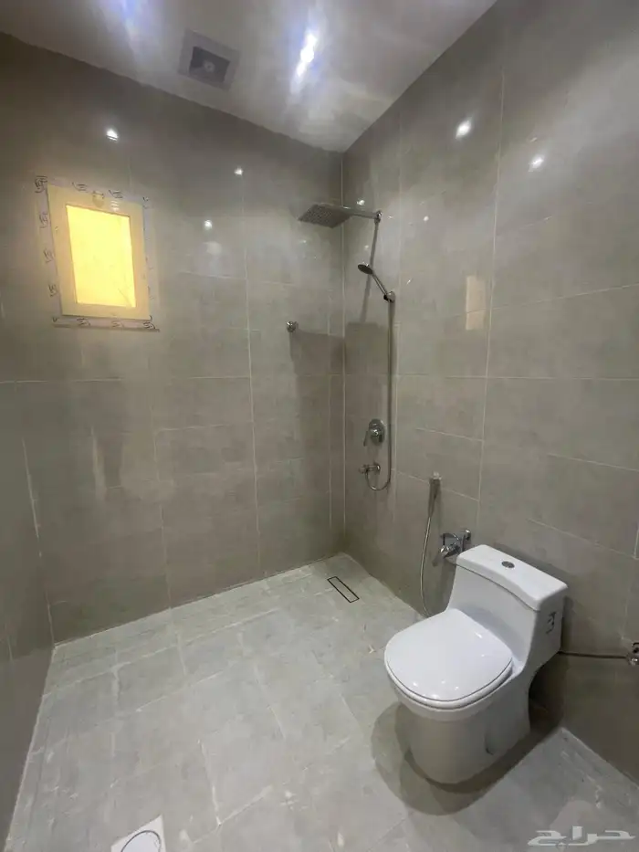 فيلا روووف للبيع حي الصفا مدخل خاص مصعد راكب 7 غرف وصاله 19