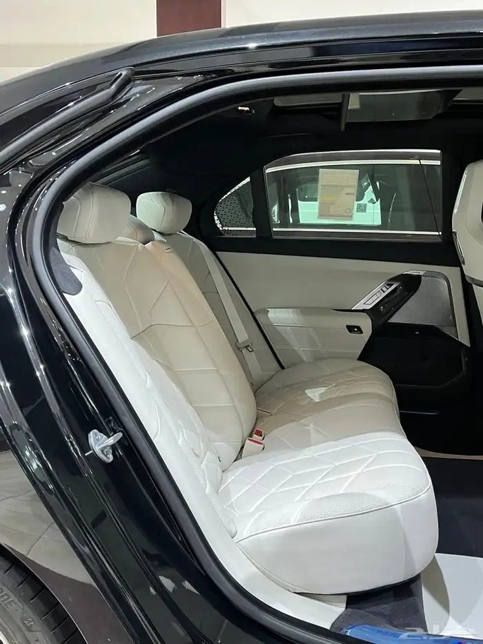 بي ام دبليو 735i 2026 6