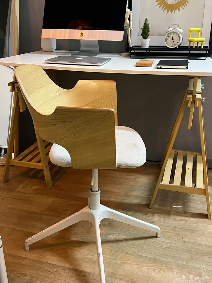 مكتب وكرسي مع متفرقات من ايكيا 4
