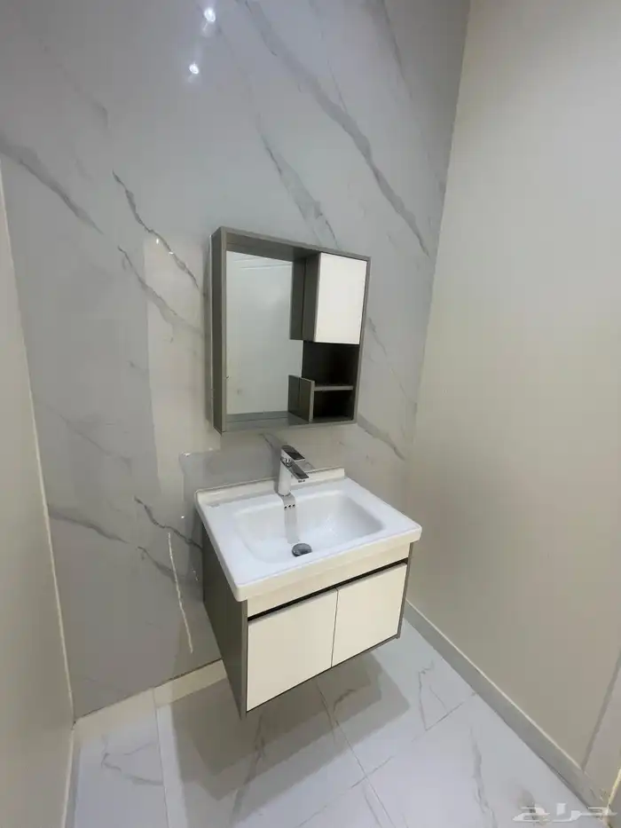 فيلا روووف للبيع حي الصفا مدخل خاص مصعد راكب 7 غرف وصاله 8