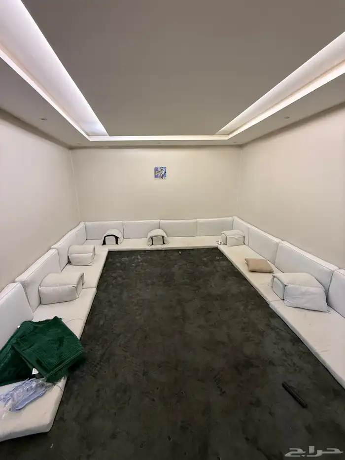 جلسة ارضية ومكيف شباك وكنب وفرن للبيع مستعجل 0