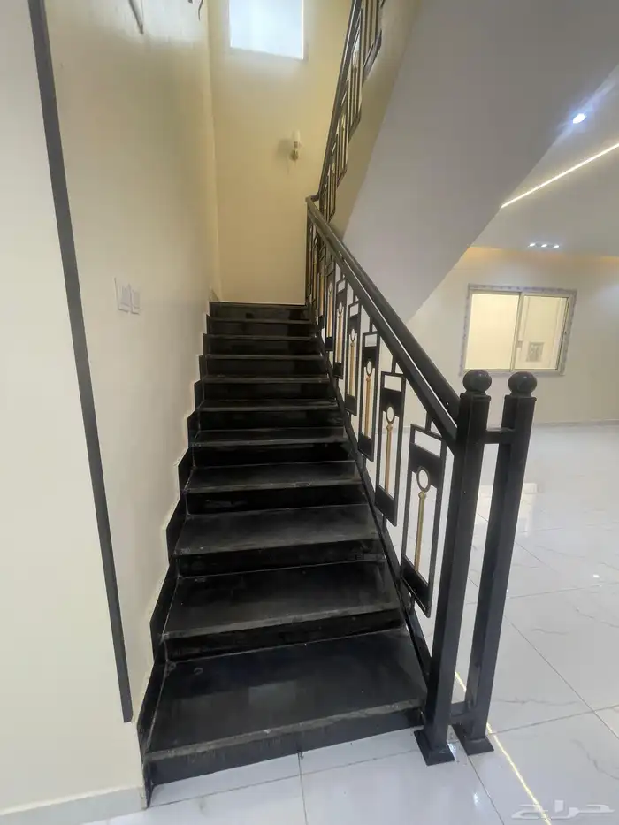 فيلا روووف للبيع حي الصفا مدخل خاص مصعد راكب 7 غرف وصاله 24