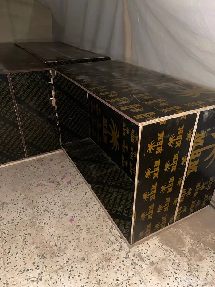 ديكور محل ورفوف وطاوله 6