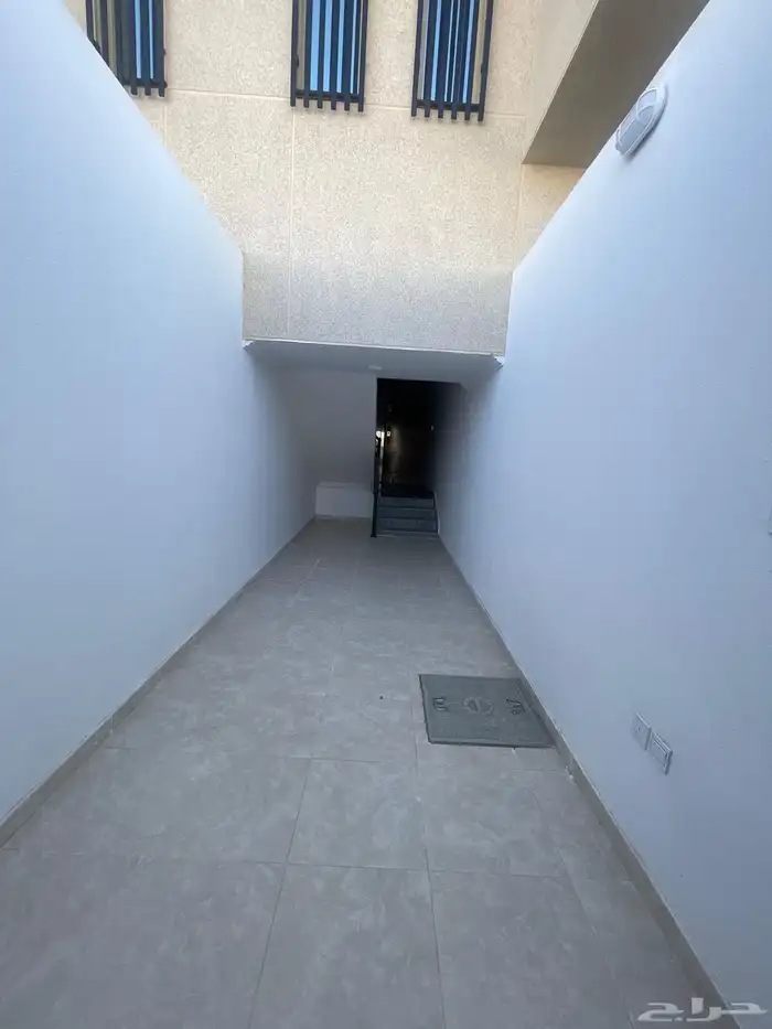 فيلا روووف للبيع حي الصفا مدخل خاص مصعد راكب 7 غرف وصاله 1