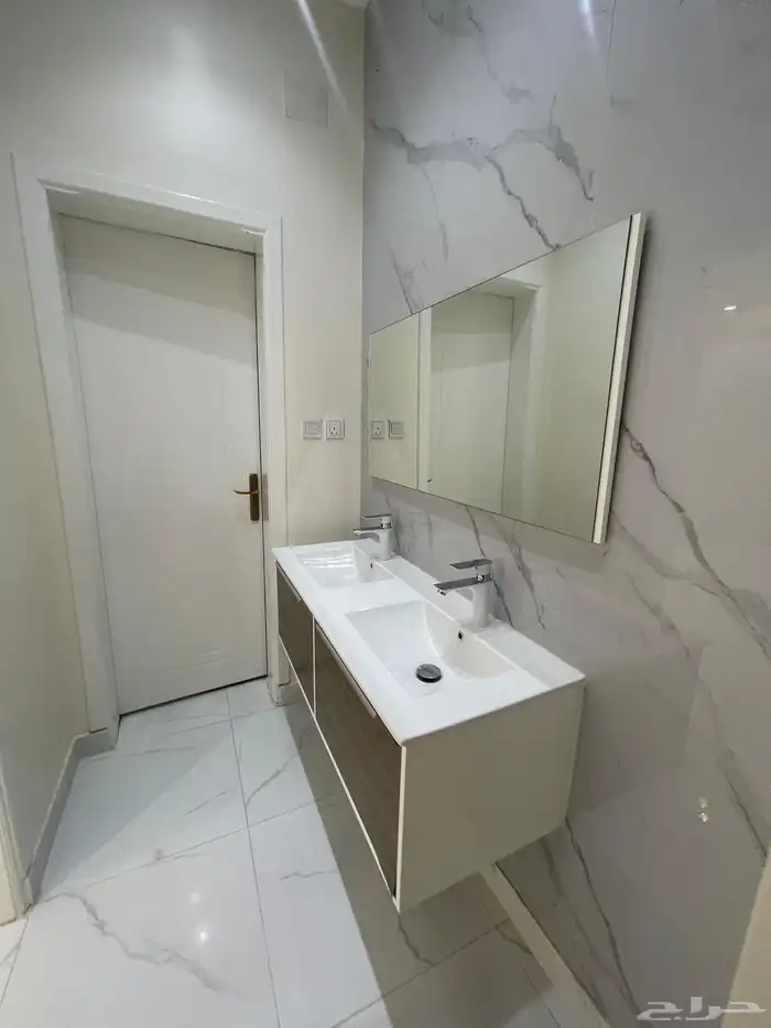 فيلا روووف للبيع حي الصفا مدخل خاص مصعد راكب 7 غرف وصاله 6