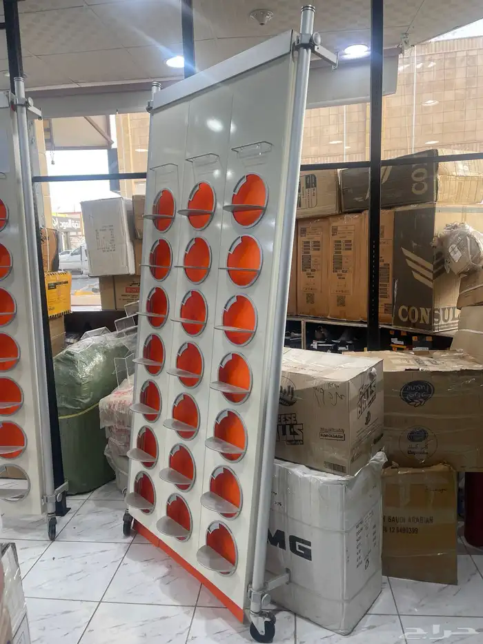 ديكور محل ورفوف وطاوله 1