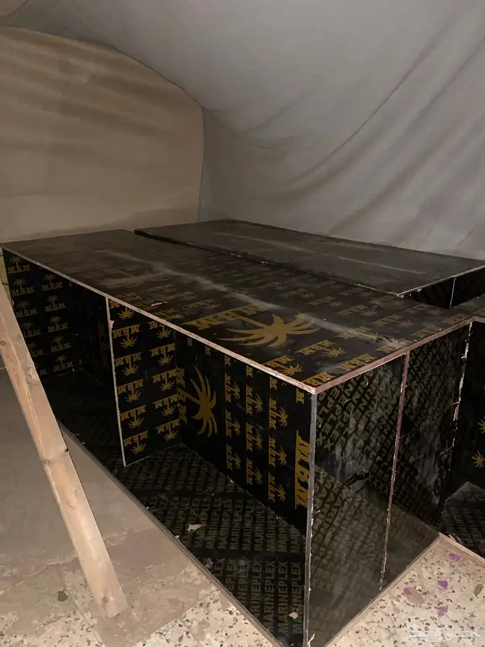 ديكور محل ورفوف وطاوله 5