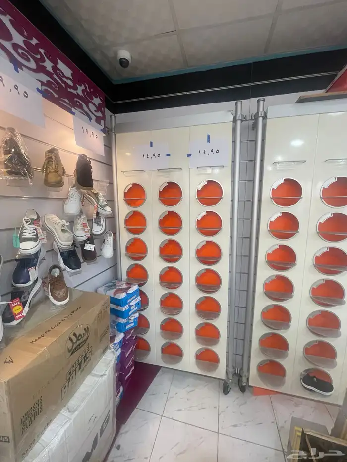 ديكور محل ورفوف وطاوله 4