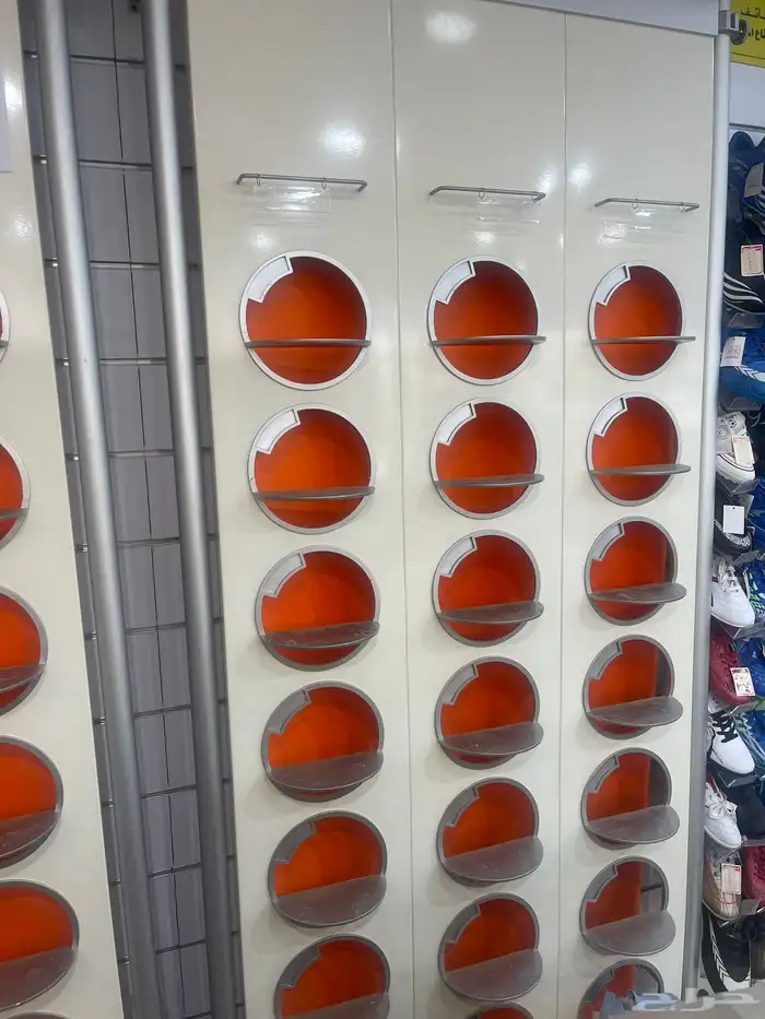 ديكور محل ورفوف وطاوله 3