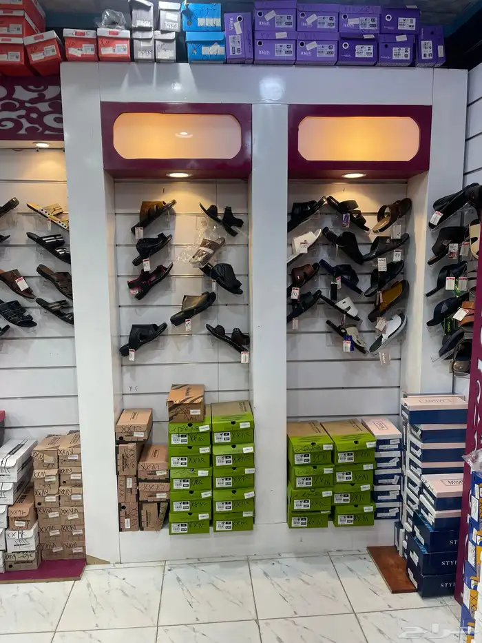 ديكور محل ورفوف وطاوله 14