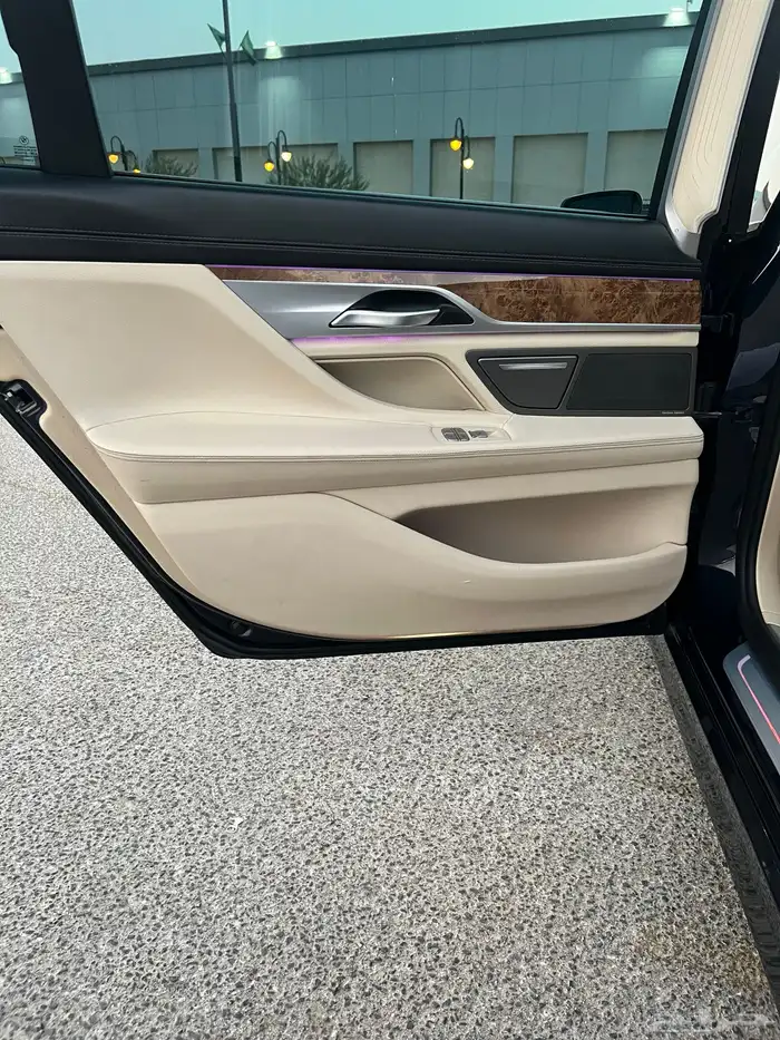 بي ام دبليو 740 2019 25